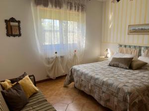 1 Schlafzimmer mit 2 Betten und einem Fenster in der Unterkunft Casa vacanze La Via del Mare in Scanzano