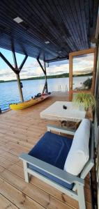 una cubierta de un barco con vistas al agua en Houseboat "Upes Nams" en Varkaļi