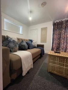 ein Wohnzimmer mit einem Sofa und einem Fenster in der Unterkunft City Escape! Fishponds Apartment, Bristol, sleeps up to 4 guests in Bristol