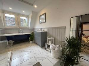 Rural Country Suites - Judge's Lodge في إيست غرينستيد: حمام مع حوض ومغسلة وحوض استحمام
