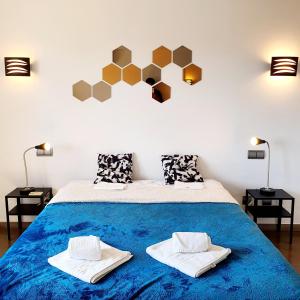 - une chambre avec un lit bleu et 2 oreillers dans l'établissement Penthouse in Reserva de Marbella, à Marbella