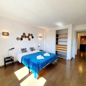 - une chambre avec un grand lit et une couverture bleue dans l'établissement Penthouse in Reserva de Marbella, à Marbella