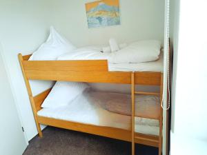 a couple of bunk beds in a room at Ferienwohnung Staberdorf mit Meerblick in Staberdorf