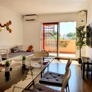 - un salon avec une table en verre et une grande fenêtre dans l'établissement Penthouse in Reserva de Marbella, à Marbella
