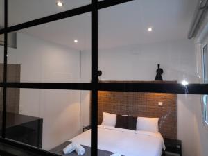 ein Schlafzimmer mit einem Bett und einem großen Fenster in der Unterkunft VT SENALDE-GOIENURI in Laudio/Llodio