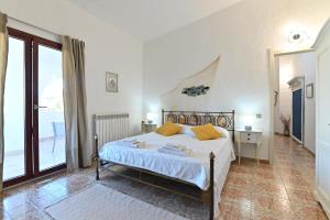 um quarto com uma cama com almofadas amarelas em Villa Luisitta Codice IUN Q5908 em Porto Columbu - Perdʼe Sali