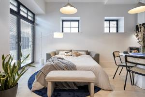 Säng eller sängar i ett rum på High ceiling loft with its own backyard and a terrace