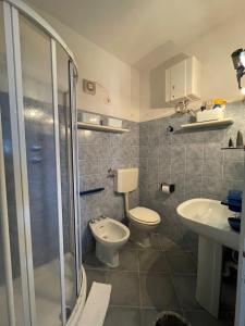 uma casa de banho com um chuveiro, um WC e um lavatório. em Domus Deborah Apartment with sea view Costa rei em Costa Rei