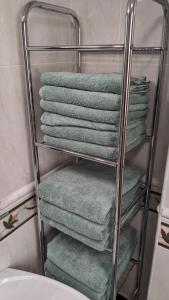 - un porte-serviettes avec 4 serviettes dans la salle de bains dans l'établissement Casa Moraleda I Vivienda Rural, à Pinos del Valle