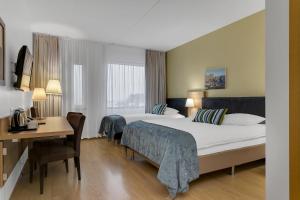 ケプラヴィークにあるAurora Hotel at Reykjavik-Keflavik Airport Terminal KEFのベッド2台と机があるホテルの部屋