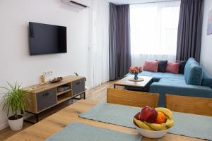 Televízia a/alebo spoločenská miestnosť v ubytovaní Apartment Eliya - FREE GARAGE & 15 min to the beach