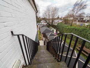 eine Treppe, die zu einem weißen Gebäude führt in der Unterkunft The Live and Let Live in Downham Market