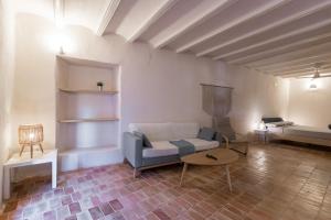 ein Wohnzimmer mit einem Sofa und einem Tisch in der Unterkunft Casa Montesa in Vilafames