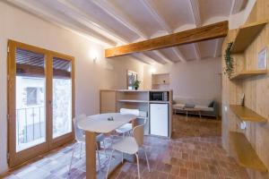 cocina con mesa y sillas en una habitación en Casa Montesa, en Vilafamés