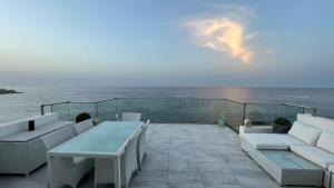 斯利馬的住宿－Stunning penthouse, 2 bedroom, heart of Sliema，阳台配有桌子,享有海景。