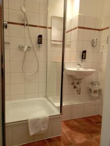 W łazience znajduje się prysznic i umywalka. w obiekcie City Pension Berlin w Berlinie