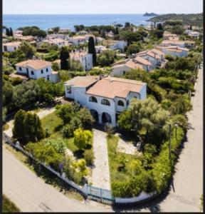 uma vista aérea de uma grande casa branca em Villa Luisitta Codice IUN Q5908 em Porto Columbu - Perdʼe Sali