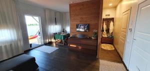 TV a/nebo společenská místnost v ubytování Houseboat "Upes Nams"