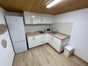 una piccola cucina con lavandino e frigorifero di Casa Beletén ad Agüimes