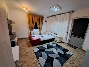 En eller flere senge i et værelse på Apartament in Corbu in casa de vacanta