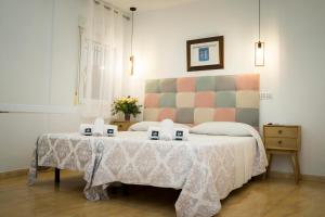 Postel nebo postele na pokoji v ubytování Hostal Goyesco Plaza + 37 fotografií