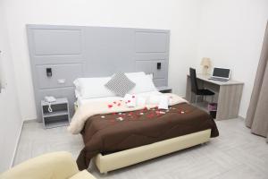 een slaapkamer met een groot bed en een bureau bij Albergo Casablanca in Napels