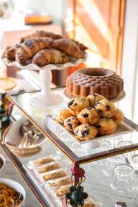 een vitrine gevuld met verschillende soorten gebak en taarten bij Villa La Cappella in Montespertoli