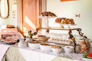 una mesa cubierta con muchos tipos diferentes de comida en Villa La Cappella, en Montespertoli