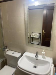 A bathroom at APARTAMENTO TURÍSTICO VEGA HOUSE