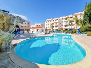 una piscina con acqua blu in un resort di Yaar Apartment with pool, tennis court and Bathroom with Bathtub a Pyla