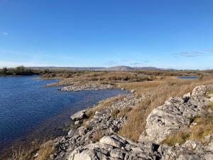 Blick auf einen Fluss mit Felsen und Gras in der Unterkunft Luxury Glamping Dome with views of the Burren in Boston