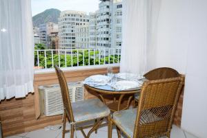 Un balcon sau o terasă la Mar de Copacabana - Praia