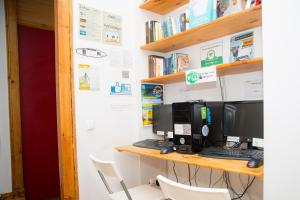 Kuchyň nebo kuchyňský kout v ubytování This Is Lisbon Hostel