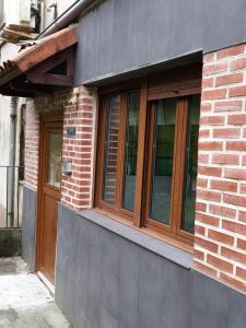 a brick building with windows on the side of it at VT SENALDE-GOIENURI in Llodio