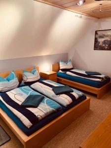 two twin beds in a room with at Ferienwohnung Erika in Waischenfeld