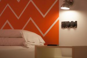 En eller flere senge i et værelse på Hostal Santa Ana Colors