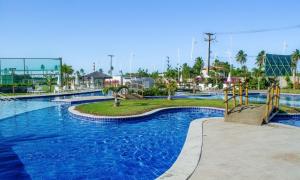 uma grande piscina com escorrega num resort em Flat em Porto de Galinhas - Muro Alto Clube em Porto de Galinhas