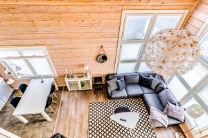 una sala de estar con un sofá y una mesa en Holiday Apartment Villa Pisara, en Suomutunturi