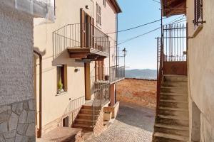 una escalera que conduce a un edificio con balcones en Vicolo 10, en Asti