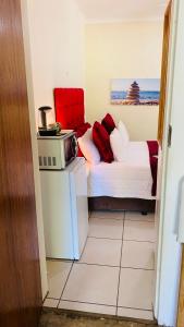Kleines Zimmer mit 2 Betten und einer Mikrowelle in der Unterkunft Dundee Bun Private Room in Dundee
