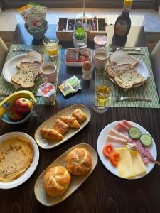 een tafel met borden ontbijtproducten erop bij City Hotel Tilburg in Tilburg