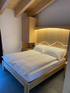 Llit o llits en una habitació de Dolomia Apartments & Spa