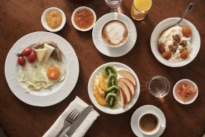 - une table avec des assiettes de petit-déjeuner dans l'établissement Hotel Ippoliti, à Nauplie