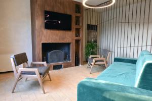 uma sala de estar com um sofá e cadeiras e uma lareira em Cascina La Badia em Montegrosso dʼAsti