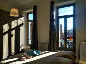 - une chambre avec un lit et une grande fenêtre dans l'établissement Sublime et spacieux logement - Beau quartier Le Cours Foucault - 4 couchages - Places de stationnements gratuites - Balcon et vue sur Parc arboré - 5 min à pied de l'hypercentre Montauban, à Montauban