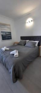 1 cama grande con 2 toallas encima en Green Golf Studio, en San Miguel de Abona