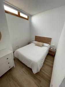 - une chambre blanche avec un lit et une fenêtre dans l'établissement Casa Mojo, à Agüimes