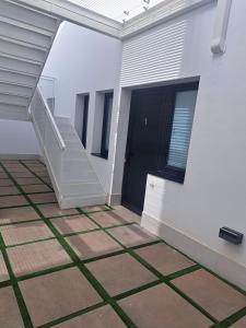 een huis met een trap en een zwarte deur bij Calma Suites Tejeda in Tejeda