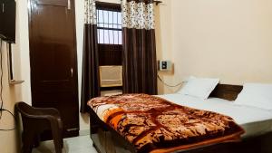 1 dormitorio con cama y ventana en NOOR Inn & Guest House -Couples Favorite,Local ID Accepted -- High Rated by Couples, en Jalandhar