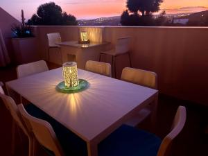 einen Tisch mit einer Kerze auf dem Zimmer in der Unterkunft Hacienda Dona JULIA GOLF Estepona in Casares